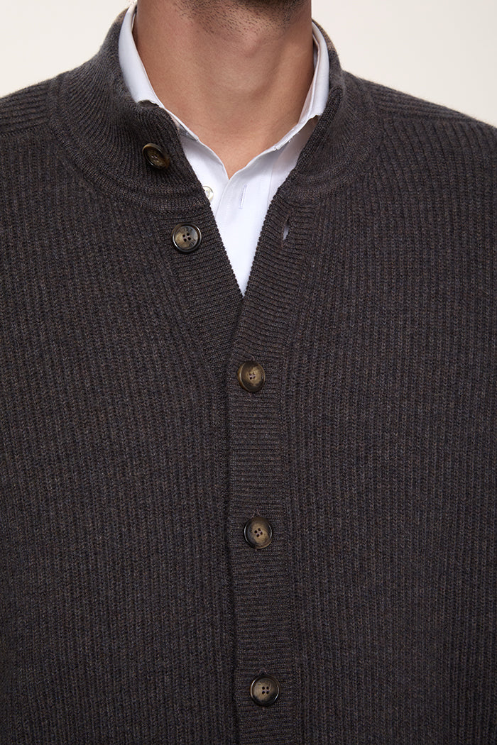 Dettaglio cardigan a maglia inglese in cashmere color tortora.