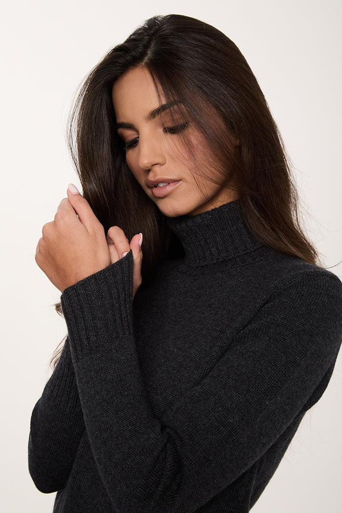 Dolcevita donna in cashmere made in Italy, colore grigio antracite, dettaglio.