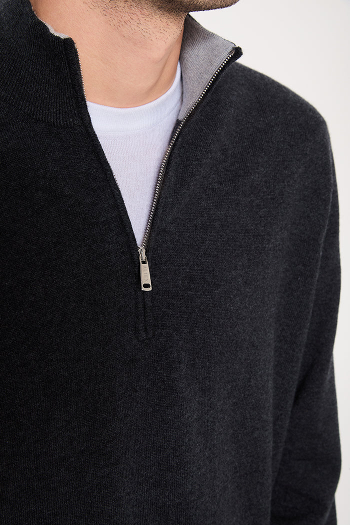 Dettaglio zip e bicolore a contrasto interno al collo del modello maglione a lupetto in cashmere uomo - Made in Italy.