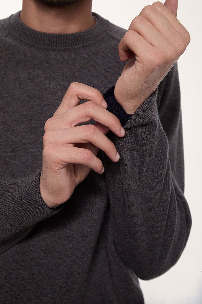 Dettaglio polso colore interno blu Navy del girocollo taglio felpa in cashmere da uomo.