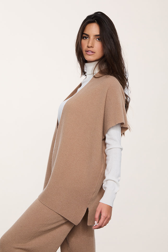 Foto dettaglio laterale di un gilet in puro cashmere da donna aperto con spacchetti laterali color cammello.