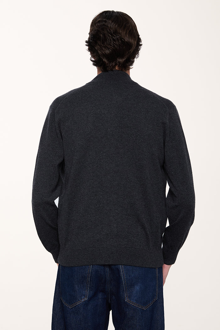 Foto retro cardigan con tasche da uomo in cashmere colore grigio antracite, maglieria Made in Italy.