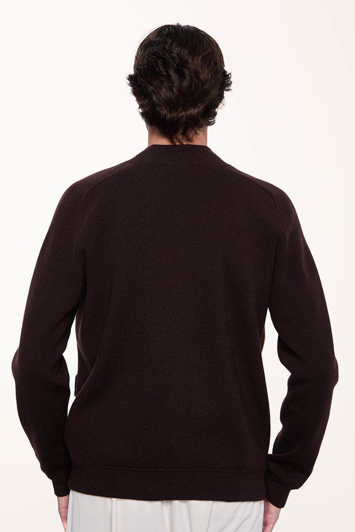 Foto dettaglio retro del cardigan da uomo in cashmere stile bomber con tasche – Made in Italy.