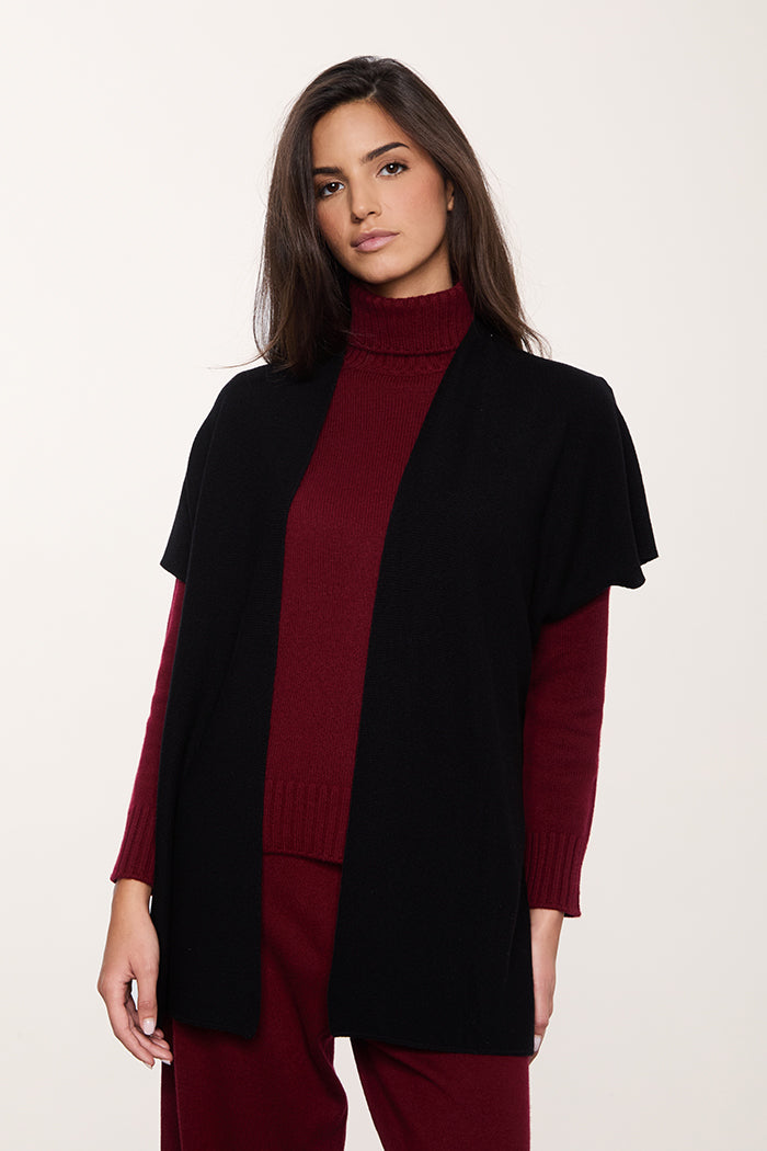 Gilet donna in cashmere colore nero, vestibilità morbida e spacchetti laterali.