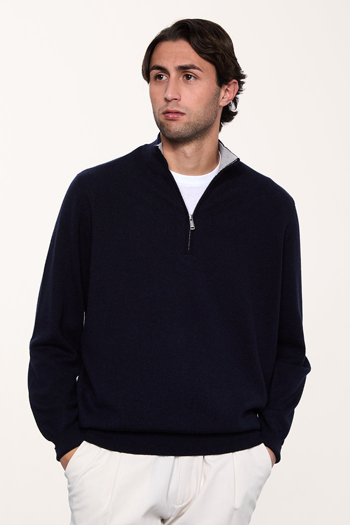Maglione a lupetto con mezza zip da uomo in puro cashmere, interno collo bicolore a contrasto - Made in Italy.