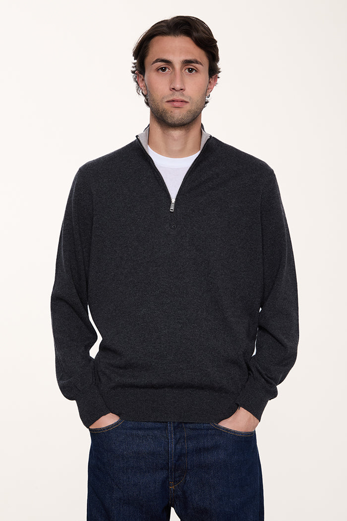 Maglione a lupetto con mezza zip in puro cashmere, made in Italy, colore grigio antracite.