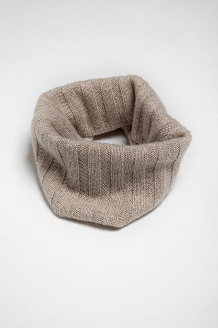 Scaldacollo a coste 100% cashmere colore beige.