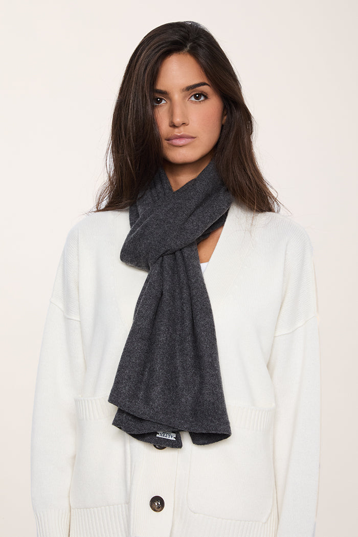 Sciarpa in puro cashmere donna made in Italy colore grigio antracite.