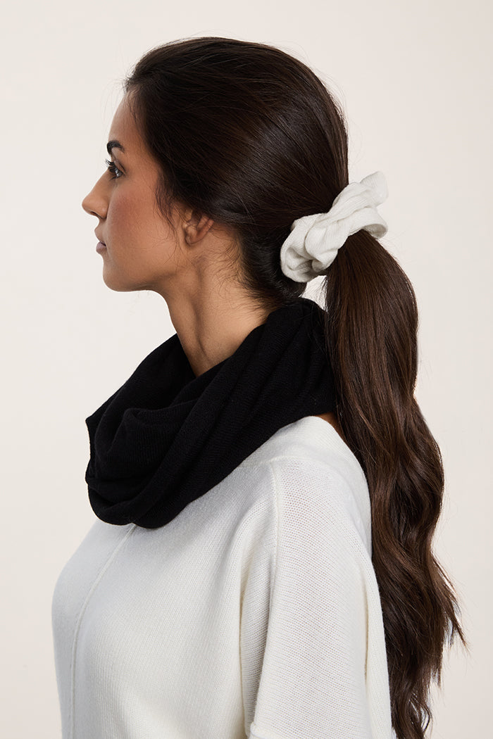 Dettaglio laterale sciarpa ad anello 100% cashmere colore nero.