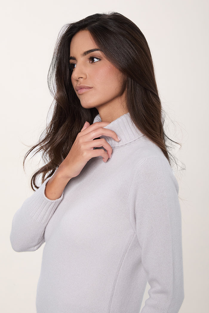 Dettaglio maglione a collo alto in puro cashmere made in Italy colore ghiaccio.