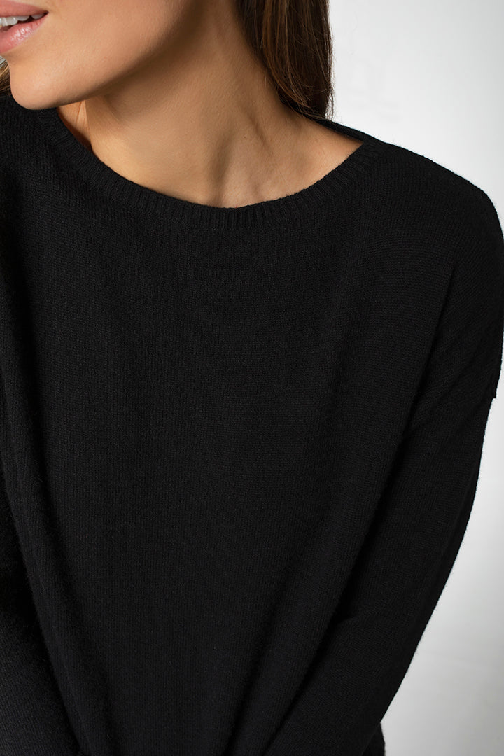 Dettaglio del maglione con scollo a barca a costine in puro cashmere.