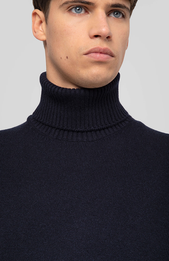 Dettaglio collo alto da uomo 100% cashmere colore blu.