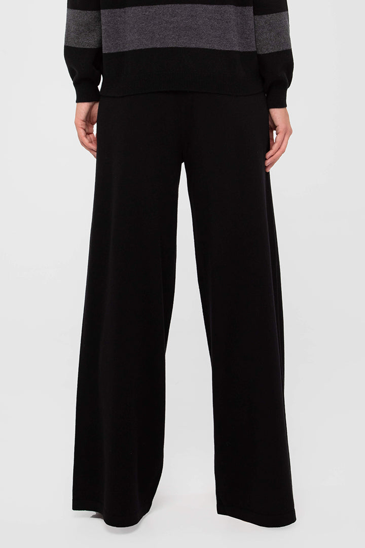 Ampio pantalone dalla linea dritta in puro e pregiato cashmere.