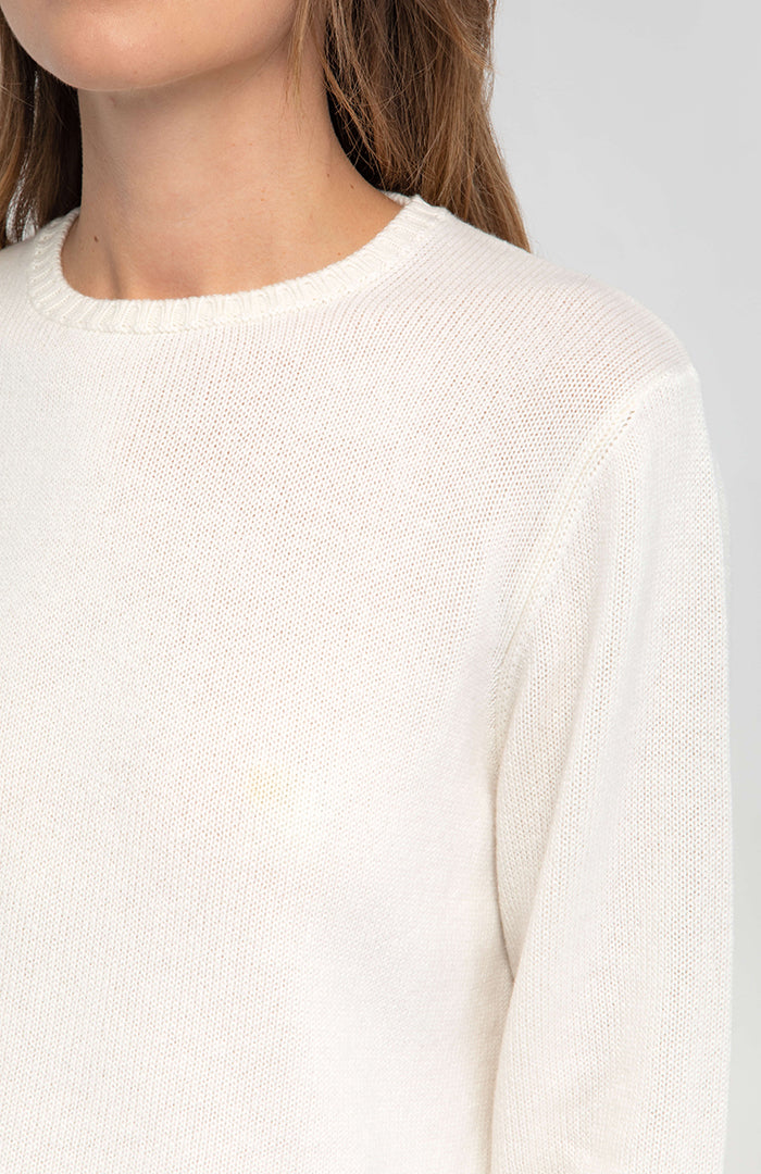 Dettaglio maglione girocollo bianco in cashmere.