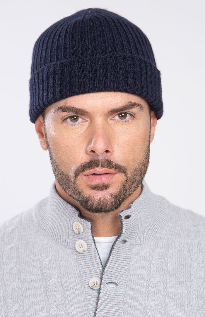 Cappello uomo a coste in puro cashmere color blu navy, davanti.
