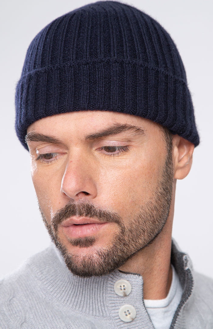 Cappello a coste da uomo in puro cashmere color blu navy, profilo.