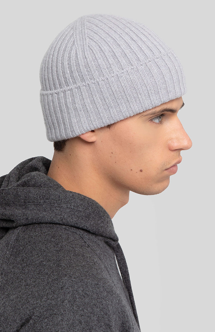 Cappello a coste grigio chiaro in puro cashmere da uomo.