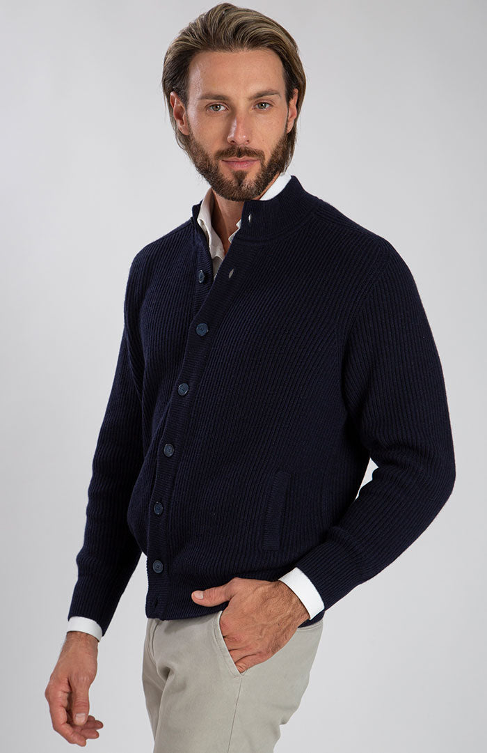Cardigan con bottoni realizzato in puro cashmere, color blu navy, profilo.