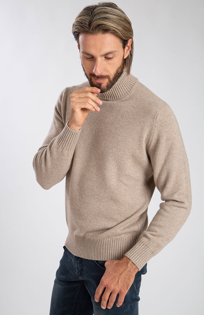 Maglione collo alto doppio filo in puro cashmere, color beige mélange, profilo.