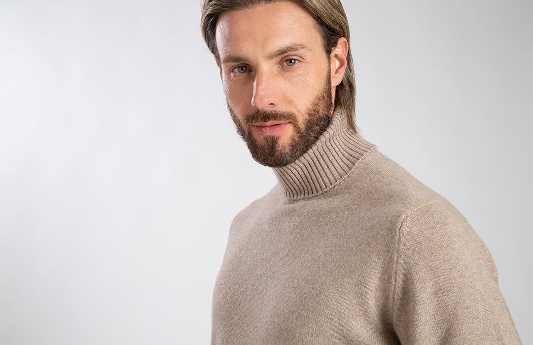 Maglione collo alto 2 fili in puro cashmere, color beige mélange, dettaglio collo e spalla.