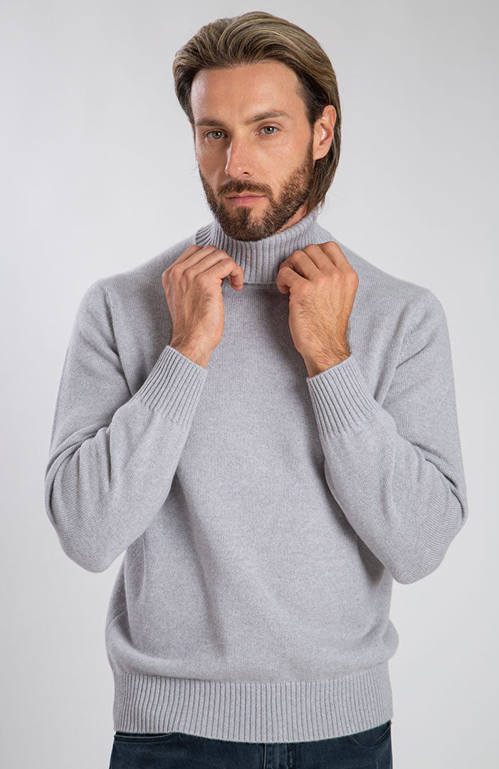 Maglione collo alto doppio filo in puro cashmere color grigio chiaro mélange, davanti con dettaglio polsi.