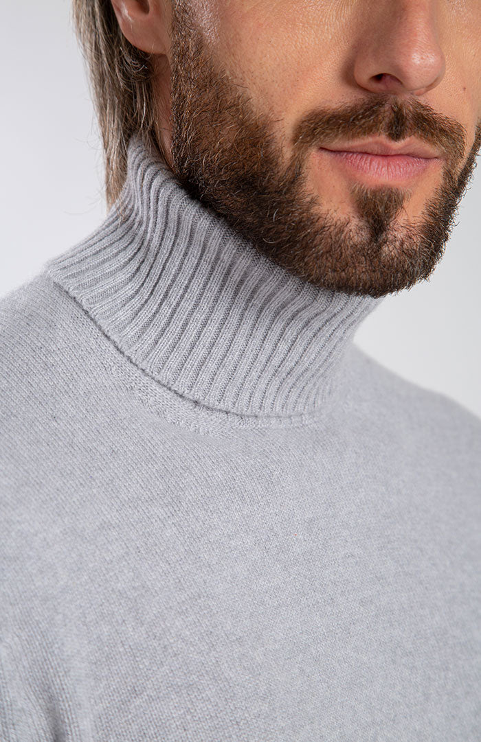 Maglione collo alto doppio filo color grigio chiaro mélange in puro cashmere, dettaglio collo.