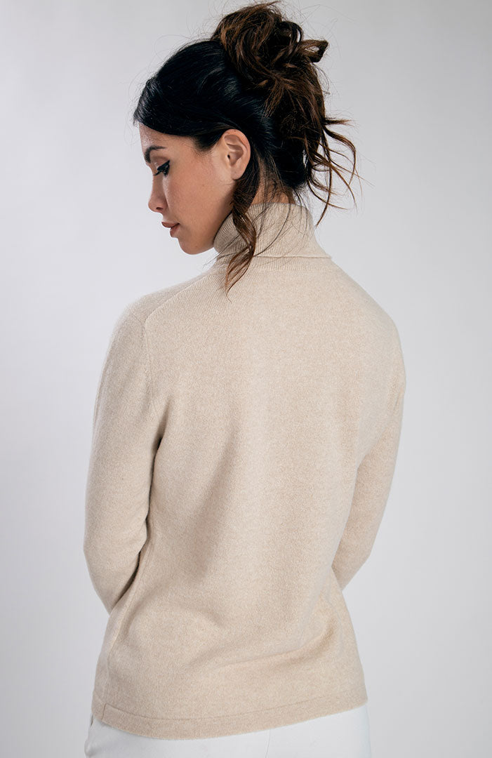 Dolcevita in puro cashmere color avorio, dietro.