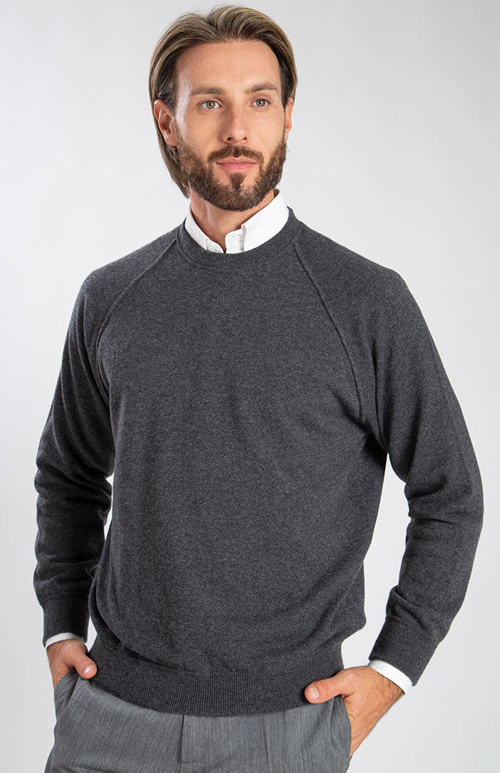 Felpa girocollo in puro cashmere color antracite, davanti.