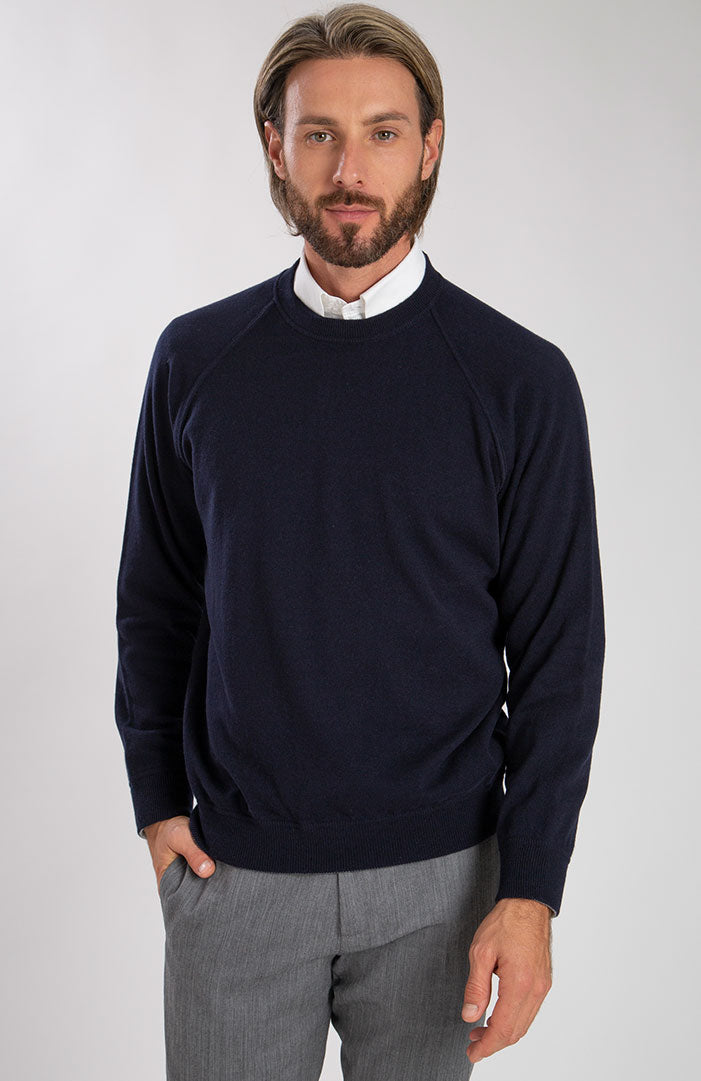 Felpa girocollo in puro cashmere color blu navy, davanti.