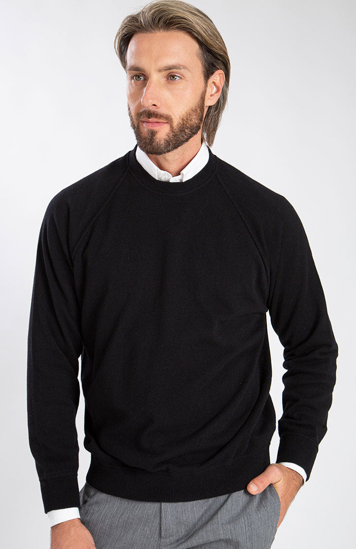 Felpa girocollo in puro cashmere, color nero, davanti.