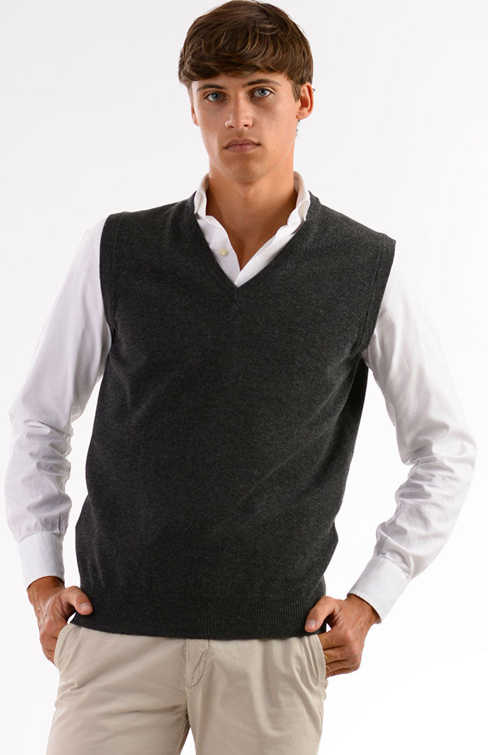 Gilet scollo v 100% cashmere color antracite, davanti.