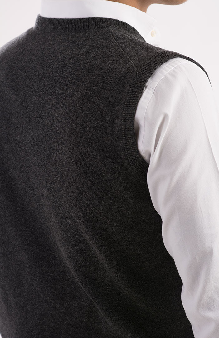 Gilet scollo v in puro cashmere color antracite, dettaglio spalla.