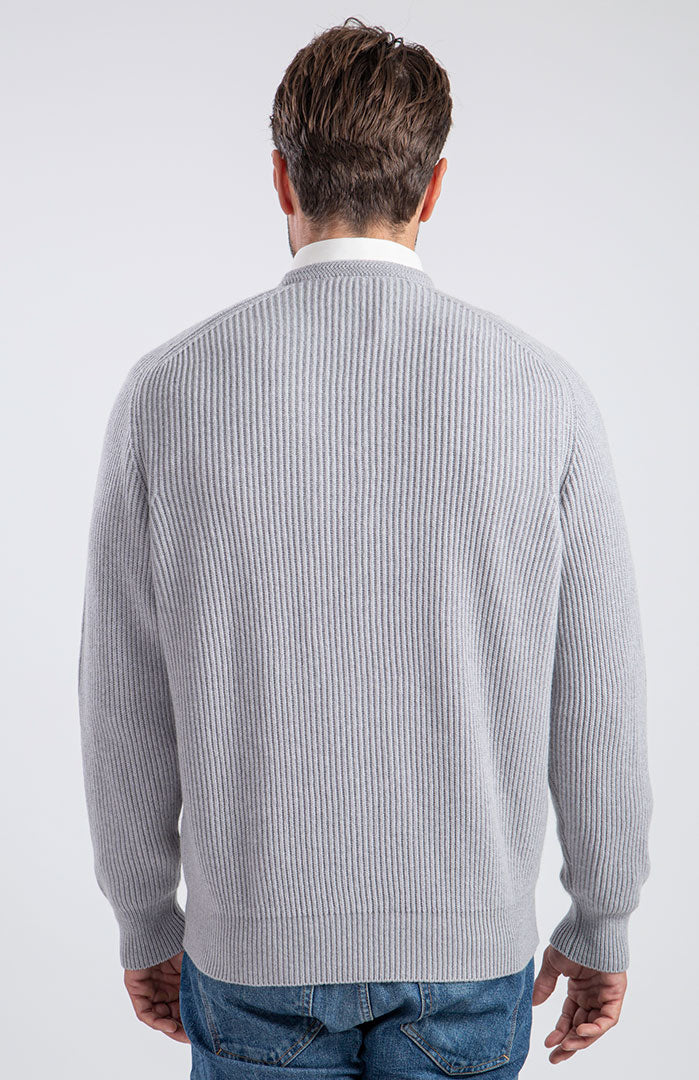 Girocollo in puro cashmere con costa inglese color grigio chiaro, dietro.